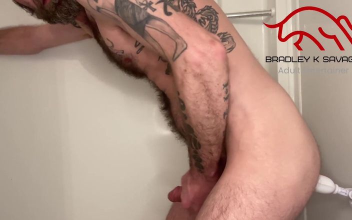 Bradley K Savage: Un papa s'enfile un gode électrique sous la douche