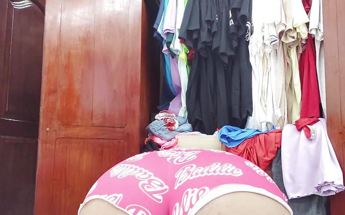 Katrina4deluxe: Mama vitregă sexy își schimbă hainele în fața camerei