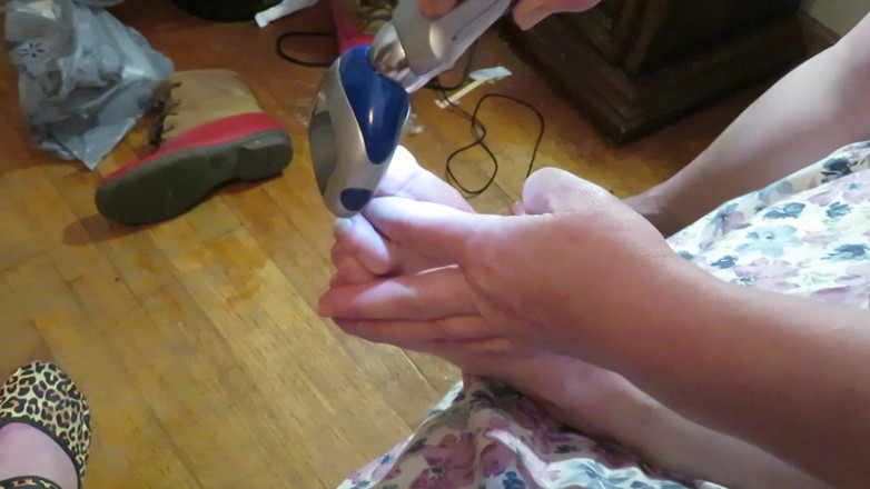 BBW nurse Vicki adventures with friends: Vicki l'infirmière baise ses ongles avec son outil à œufs Pedi électrique ! Les...