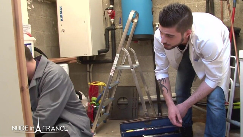 Nude in France: Dünne schwarze schlampe von inseln wird von technikern hart doppelt...