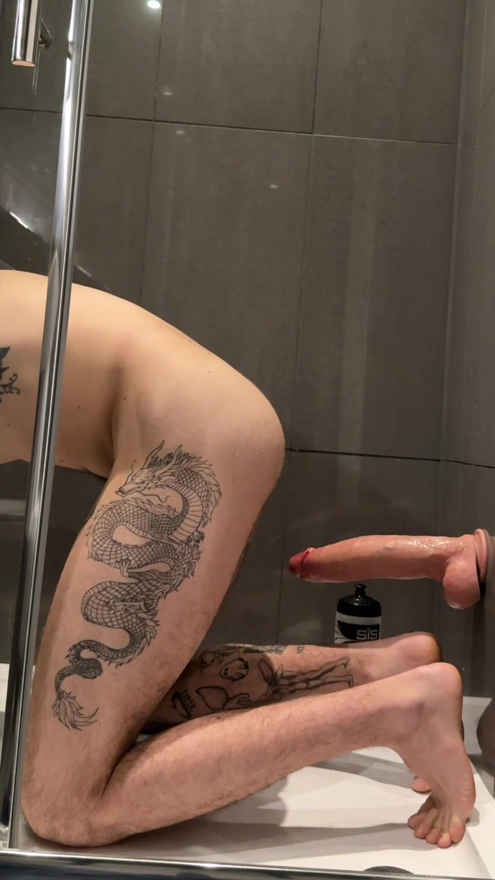 davidedpxxx: ハングリーロックされたボトムが巨大な10インチモンスターディルドで遊ぶ