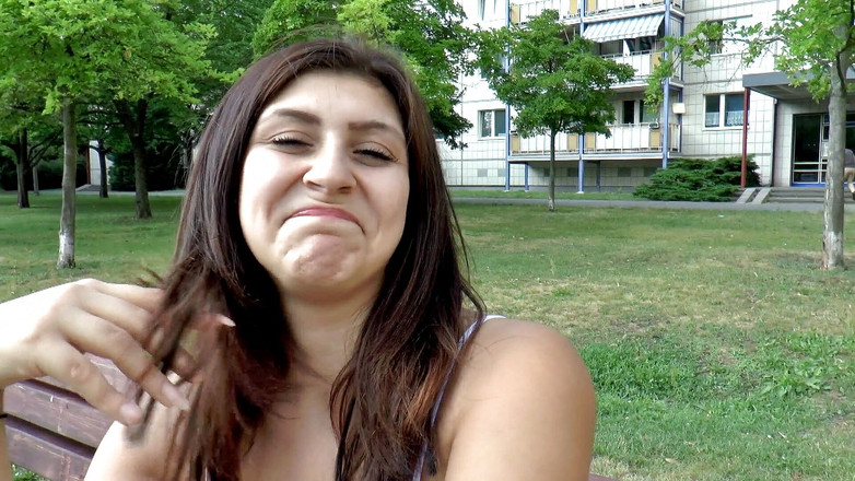 Italian Vintage Porn: Wielkie cycki brunetka zostaje ostro wyruchana w samochodzie od swojego...