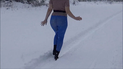 RedRoseRus: Brak spódnicy w niebieskich rajstopach