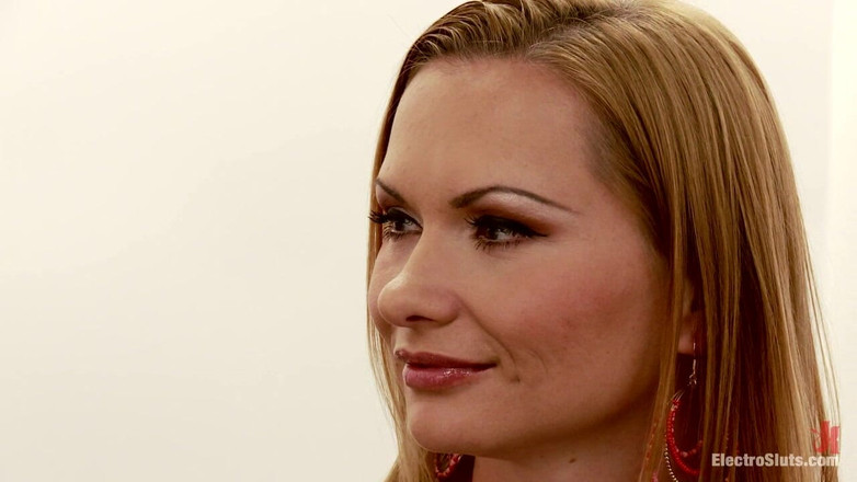 Electrosluts by Kink: Катя Кассін повернулася після тривалої відсутності лесбійського електро сексу!