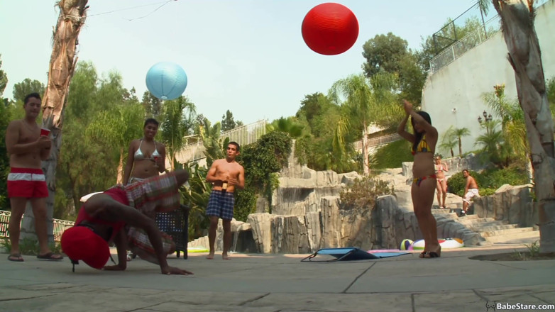 Babe Stare: Un cuplu interrasial se întâlnește excitat la piscină