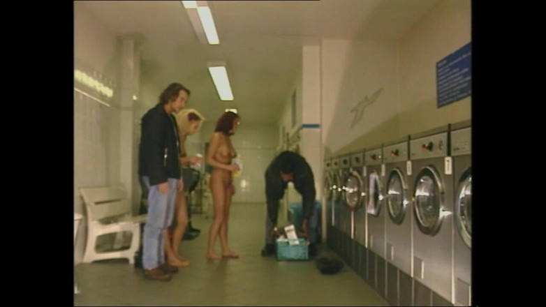 Muschi movie official: Gadis remaja cantik dientot sama dua kontol besar di ruang...