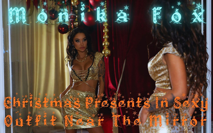 Monika Fox: Monika fox lagi asik ngasih hadiah natal dengan baju seksi...