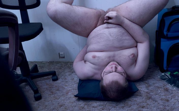 Chubby bi dude: Chubby gay guy cums in his own mouth