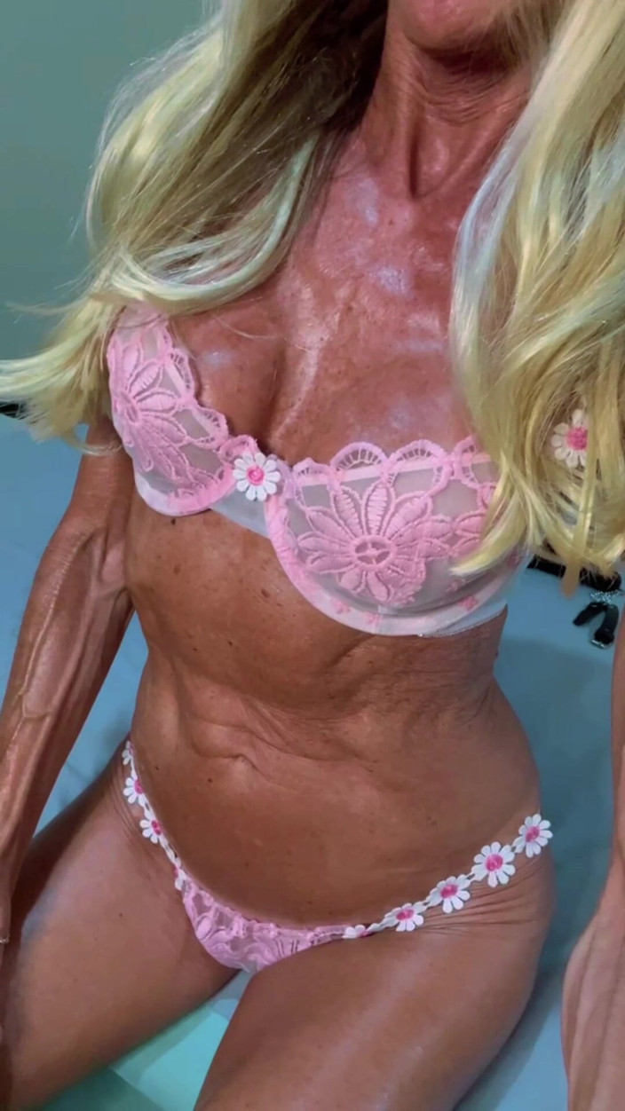 Sienna Diamond: Pink Barbie MILF Spreads Her Legs &amp; Makes You Cum