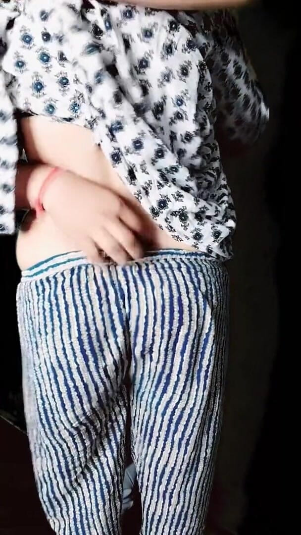 Vicky Thakur: Vicky chupa a buceta da Riya, menina indiana do interior