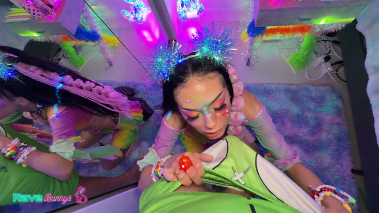 Rave Bunnys: Festival Bianca neukt Brian Omally totdat hij haar kontgaatje vult!