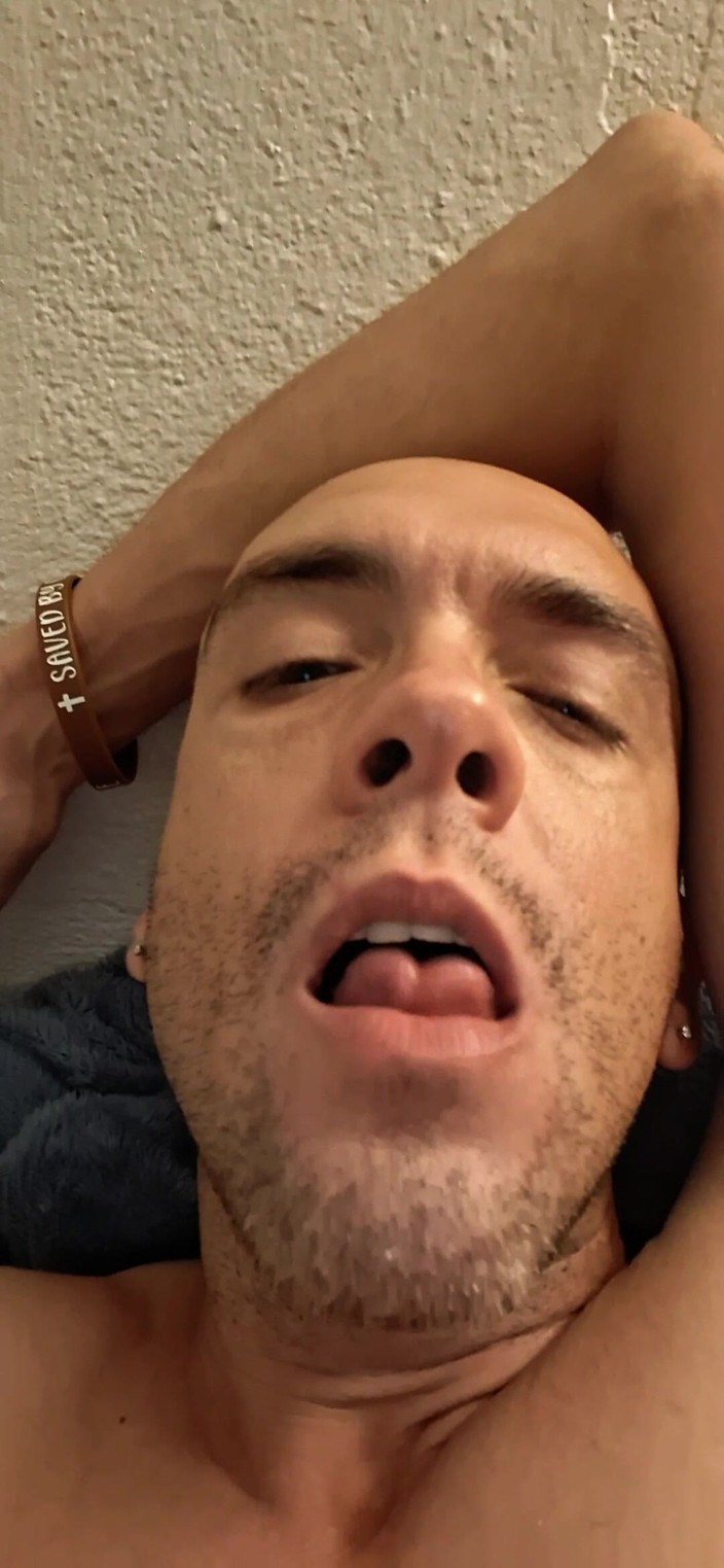 Kinkyboymilk: 爱精液荡妇摇晃坚硬的鸡巴