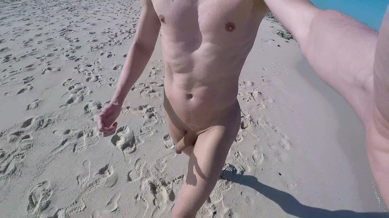 outdoor-fun: Correndo nua com Boner na praia 1