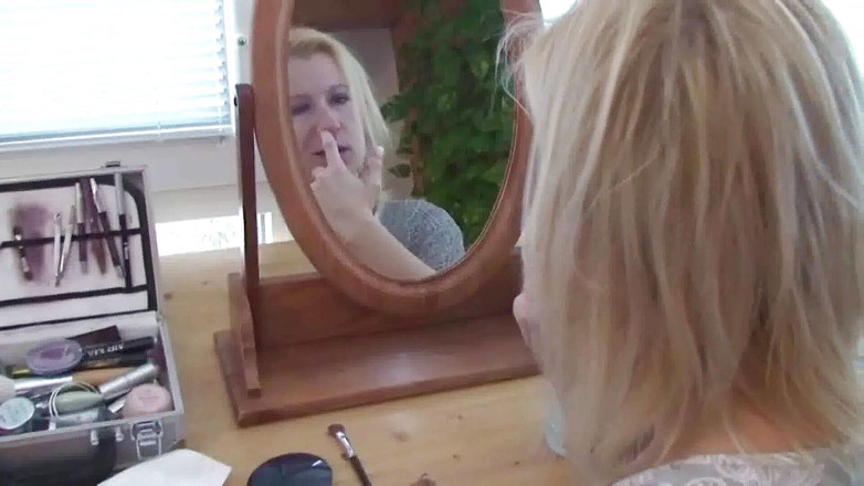Femdom Austria: Make up dan bersihin muka
