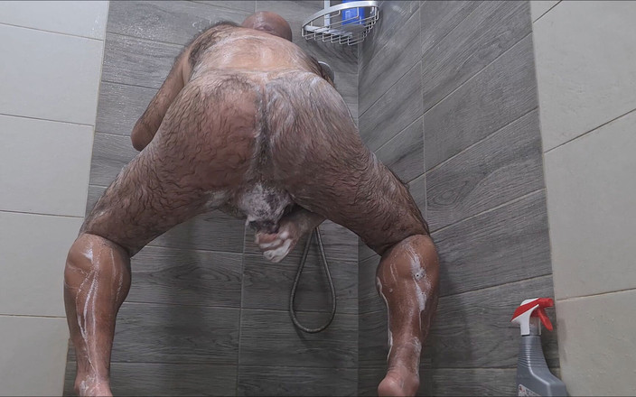 Ilovetobenaked: Hrbání, hra s robertkem a stříkání ve sprše - dvakrát