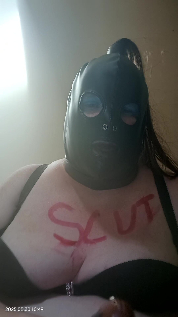 Stephanie-Nicole-TV: İri güzel kadın tv sigara içiyor ve dildoyla oynuyor