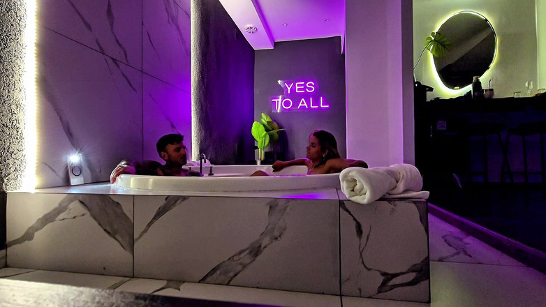 Young big apple: カメラの裏側、モーテルのジャグジー。マスターベーションとセックス。