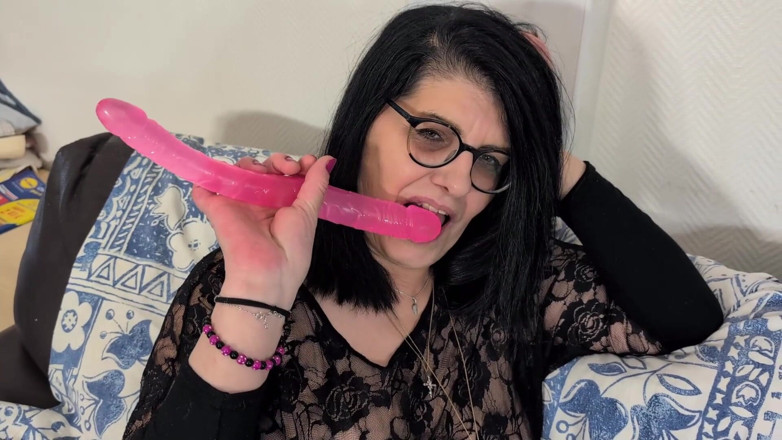 Matureandco: Sarah, 55, Reveals She's a Big Pig