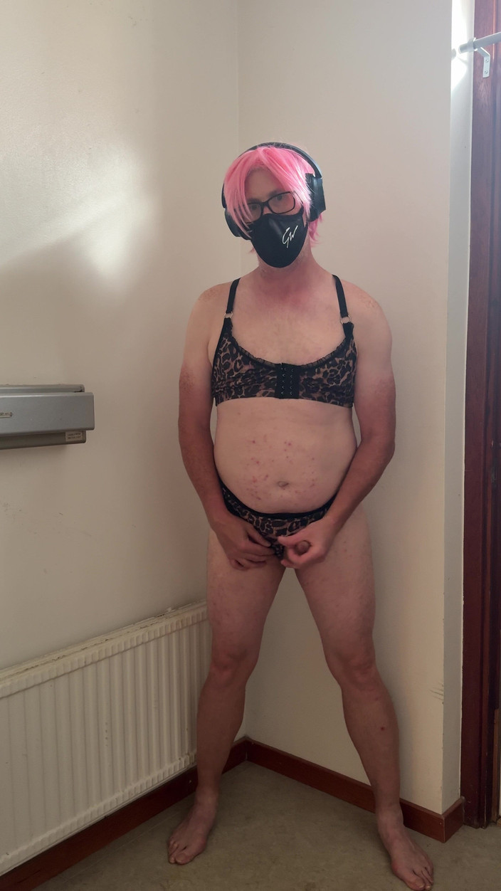 Julia Trans: La pute en rose joue et se masturbe jusqu’à jouir