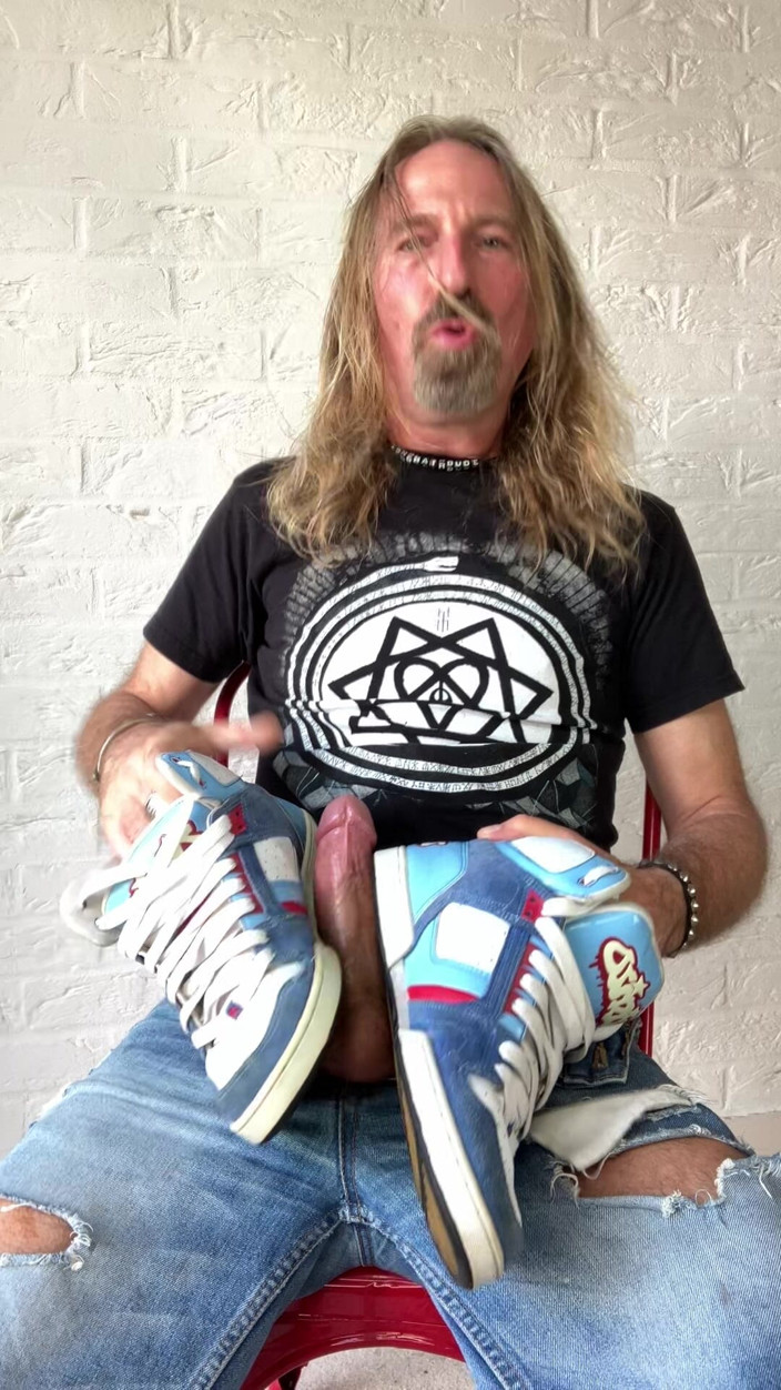 Longhairdude: Longhairdude, branlette et éjaculation avec des dresseurs Osiris, jean déchiré, tshirt