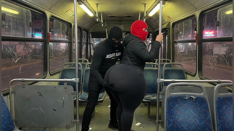 Animate golden: Culo grosso ragazza in leggings rosa sul bus si spoglia...