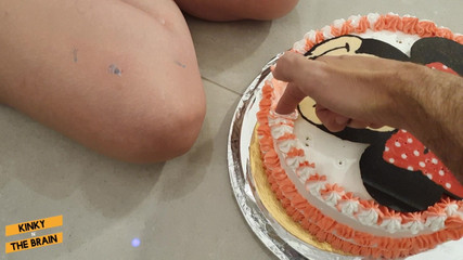 Kinky N the Brain: Cea mai obraznică și mai amuzantă joacă cu mâncare