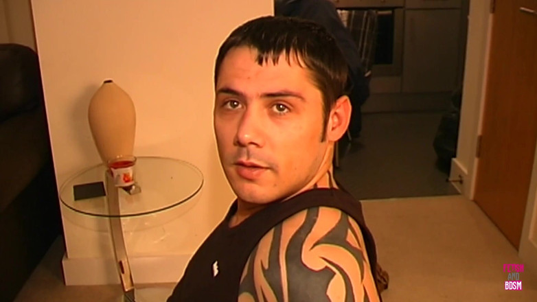 Fetish and BDSM: Büyük memeli şehvetli esmer güzellik erkeklere harika sakso çekmeyi seviyor