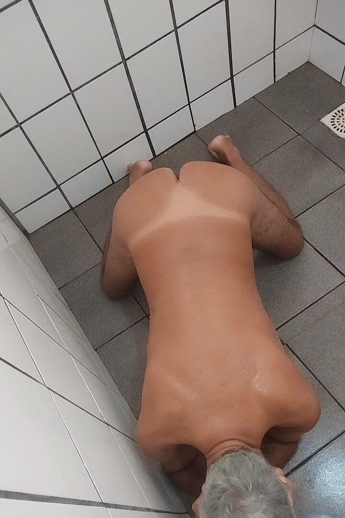 Ladysilvas: 이웃집 욕실에서 자국이 남은 채 햇볕에 그을린 섹시한 엉덩이를 자랑하는 레이실바