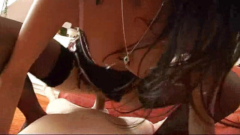 Doris Distel: Une brune excitée se fait sodomiser en POV