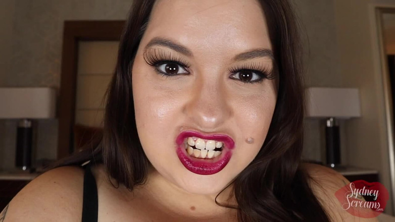 Sydney screams fetish: Uriașă flămândă se joacă cu mâncarea ei