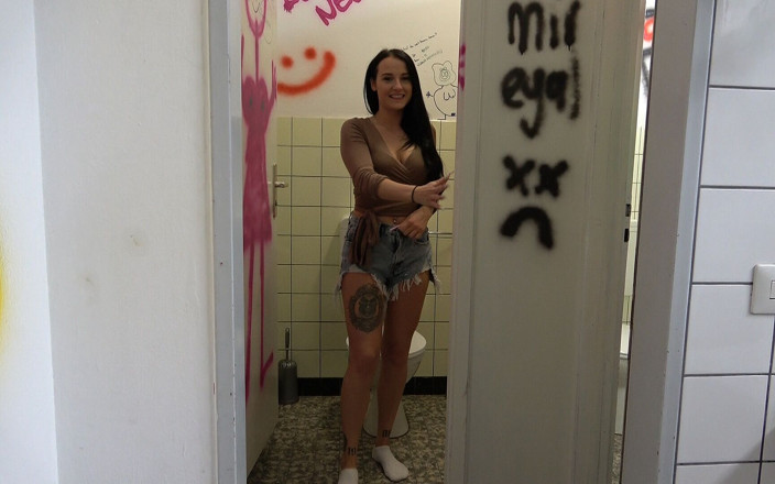 German Fuck Girls: Geweldig! Masturberen in Het Station Toilet!
