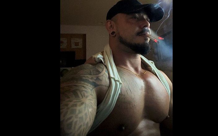 Reds and Muscles: Çifte kırmızılar! Büyük göğüs, sert meme uçları! Yarak pompalıyor! Başka...