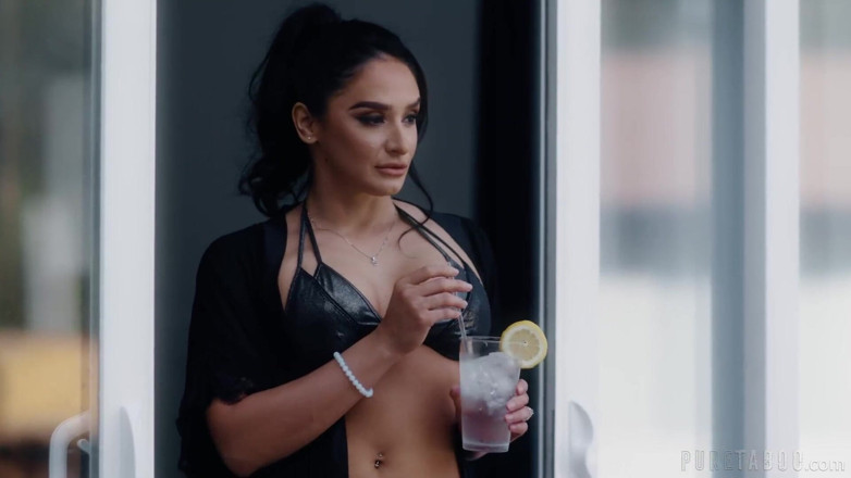 Pure Taboo: Sheena Ryder, MILF pur tabou, fait un trio déjanté avec...