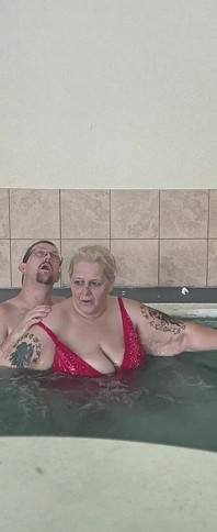 Grandota princesa chupando su polla bajo el agua con su travieso padrastro