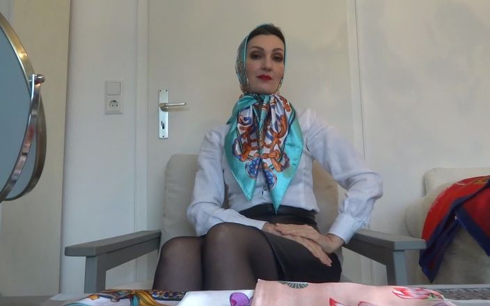 Lady Victoria Valente: Nouveaux foulards en satin portés en foulard - avec un chemisier...