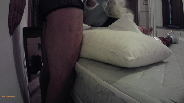 LauraOnHeels: 오지는 은빛 발 뒤꿈치에 묶인 Laura, 15분 목구멍 따먹고 보지 따먹기