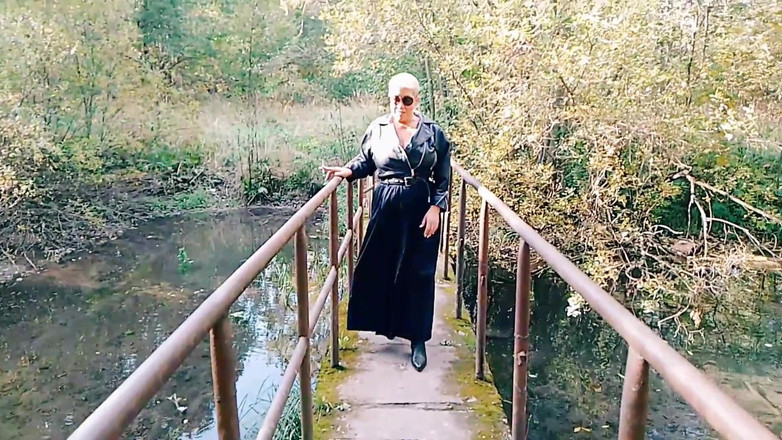 Crazyfamily 1970: Ibu tiri kencing berdiri