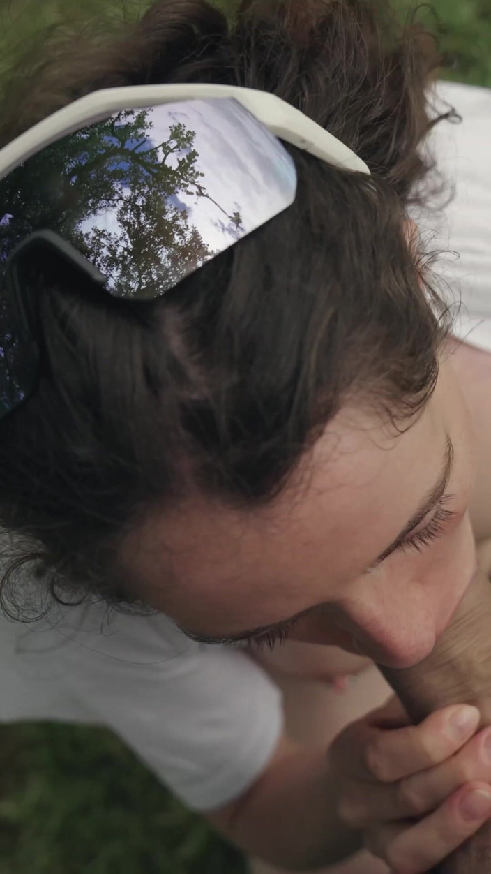 Tate: Cuplu obraznic înregistrează un videoclip porno în parc