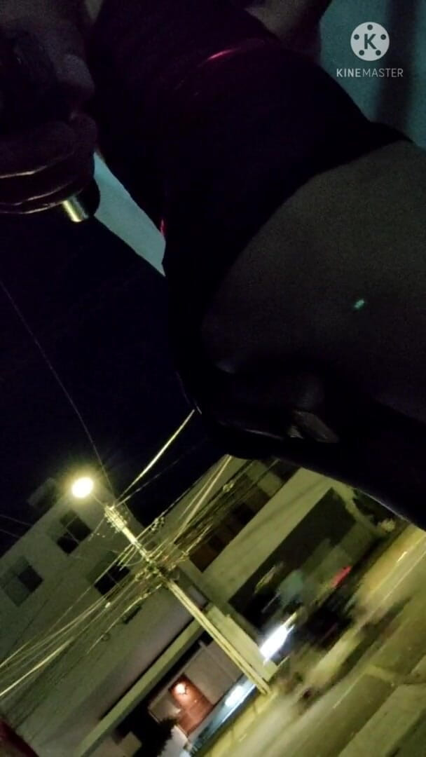 Traviezisha: Sissy Crossdresser Chodzenie na zewnątrz z ogromnym dildo w jej...