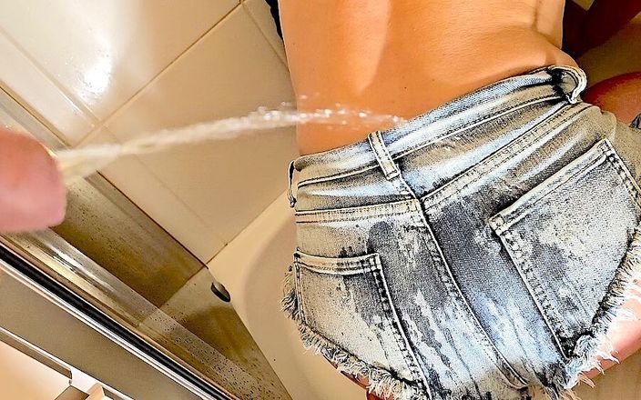 Aqua Pola: Pisse désespérée dans mon short en jean à côté, il fait...