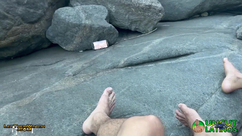 Uncut Latinos: 3 Latini Superdotata Scopano Senza Preservativo in Spiaggia Pubblica Hardcore...