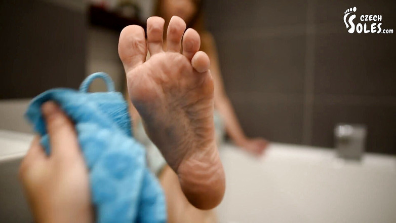 Czech Soles - foot fetish content: I suoi piedi stanchi a letto