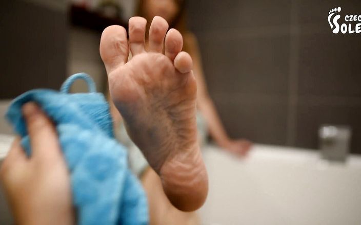 Czech Soles - foot fetish content: बिस्तर में उसके थके हुए पैर