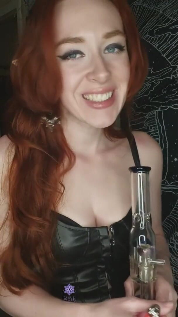 Dahlia Wolf: Sexy elf smokes