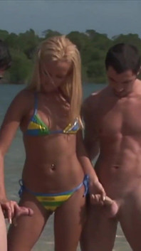 Blond Barbie Banks z dużymi piersiami uwielbia seks w trójkącie z analną i podwójną penetracją
