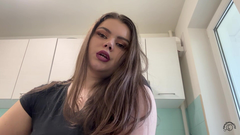 Your fantasy studio: Velká kráska vám kouří cigaretový kouř do obličeje