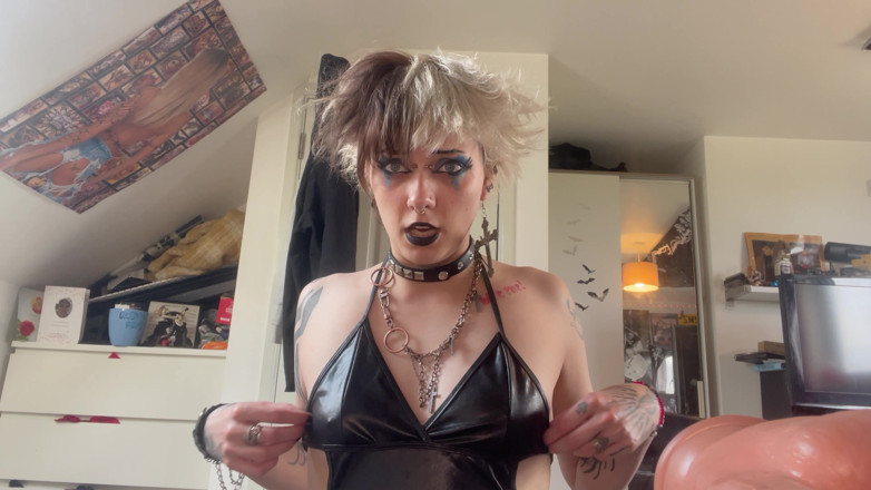 Glitterqueen1999: Зведена сестра ловить, як ти дрочиш свій член і нарізає, і їсть його