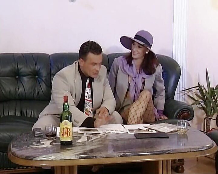 Deutsche Camgirls: La signora tedesca dai capelli scuri viene punita nei buchi...