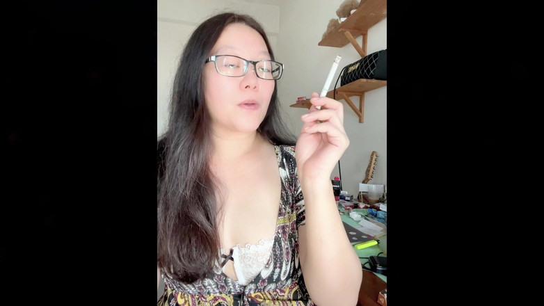 Smoking Asian: Darkside rauchend asiatin: schmutziger zigarettenfilter progression + striptease