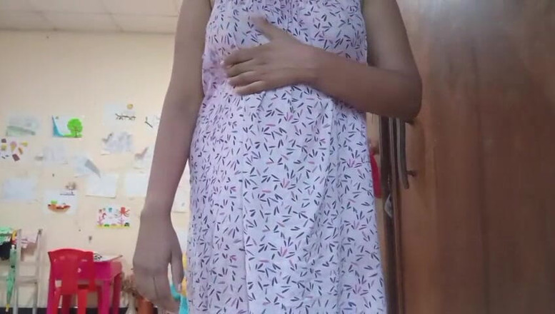 Anne White: Indická dívka masturbuje s robertkem Asijské sólo šukání